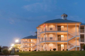 Enjoy All Branson has to offer in this 2BD vacation condo perfect for families